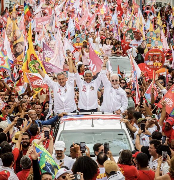 Mar Vermelho no Sudoeste: Caminhada de Jerônimo, Wagner e Rui Costa reúne mais de 50 mil pessoas em Vitória da Conquista