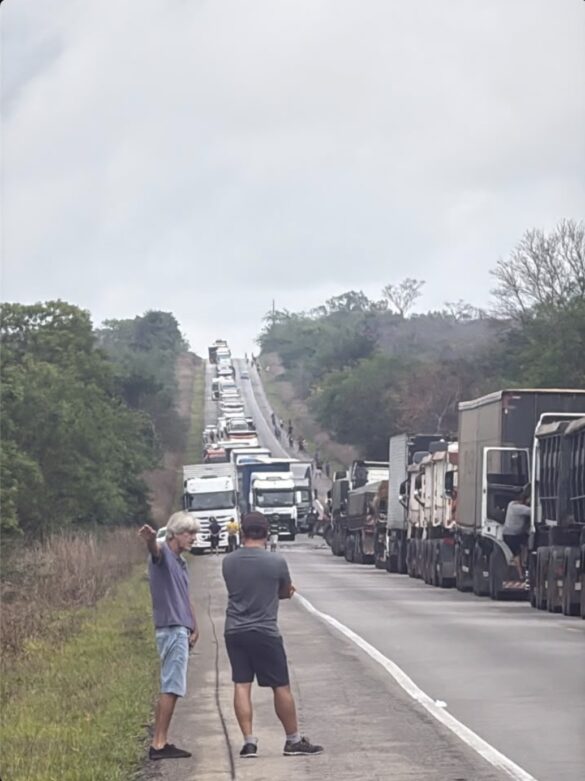 Colisão grave entre carretas e carro deixa família ferida e interdita parcialmente a BR-116 em Vitória da Conquista